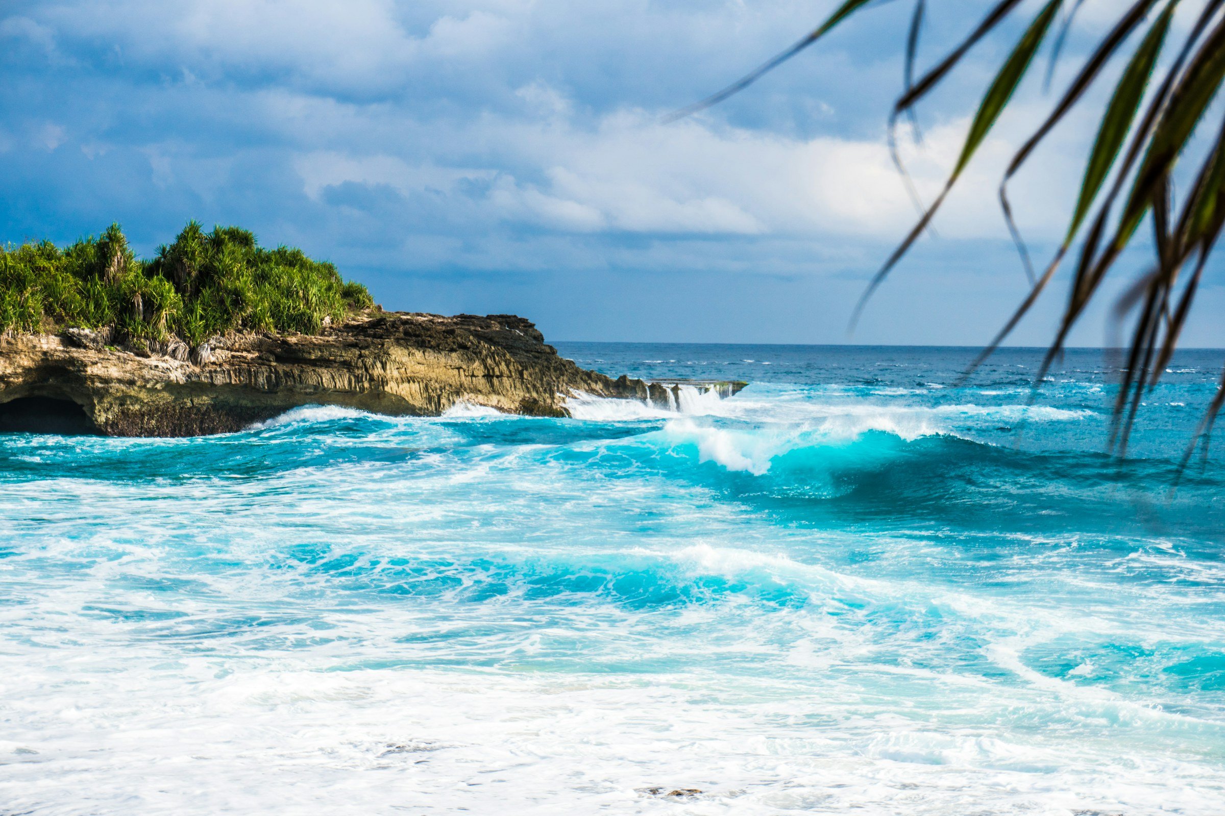 Blue lagoon cliffs, Nusa Ceningan Blue lagoon cliffs, Nusa Ceningan